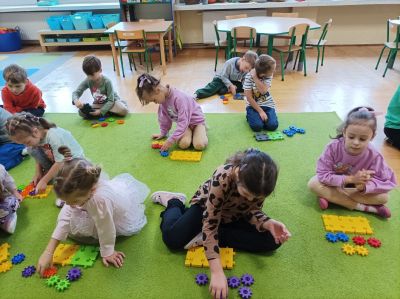 Od cyfry do liczby'' - zajęcia z klockami Korbo zakupionymi dzięki projektowi Liderzy i liderki przedszkolnej eduacji cyfrowej w Przedszkolu Publicznym Nr 4 w Ozimku